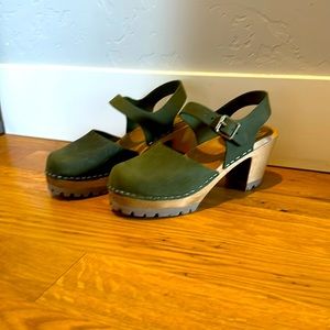 Mia ABBA clogs in Green.